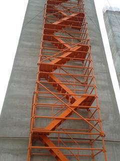 安全爬梯腳手架與安全梯籠 施工現場的高空生命線